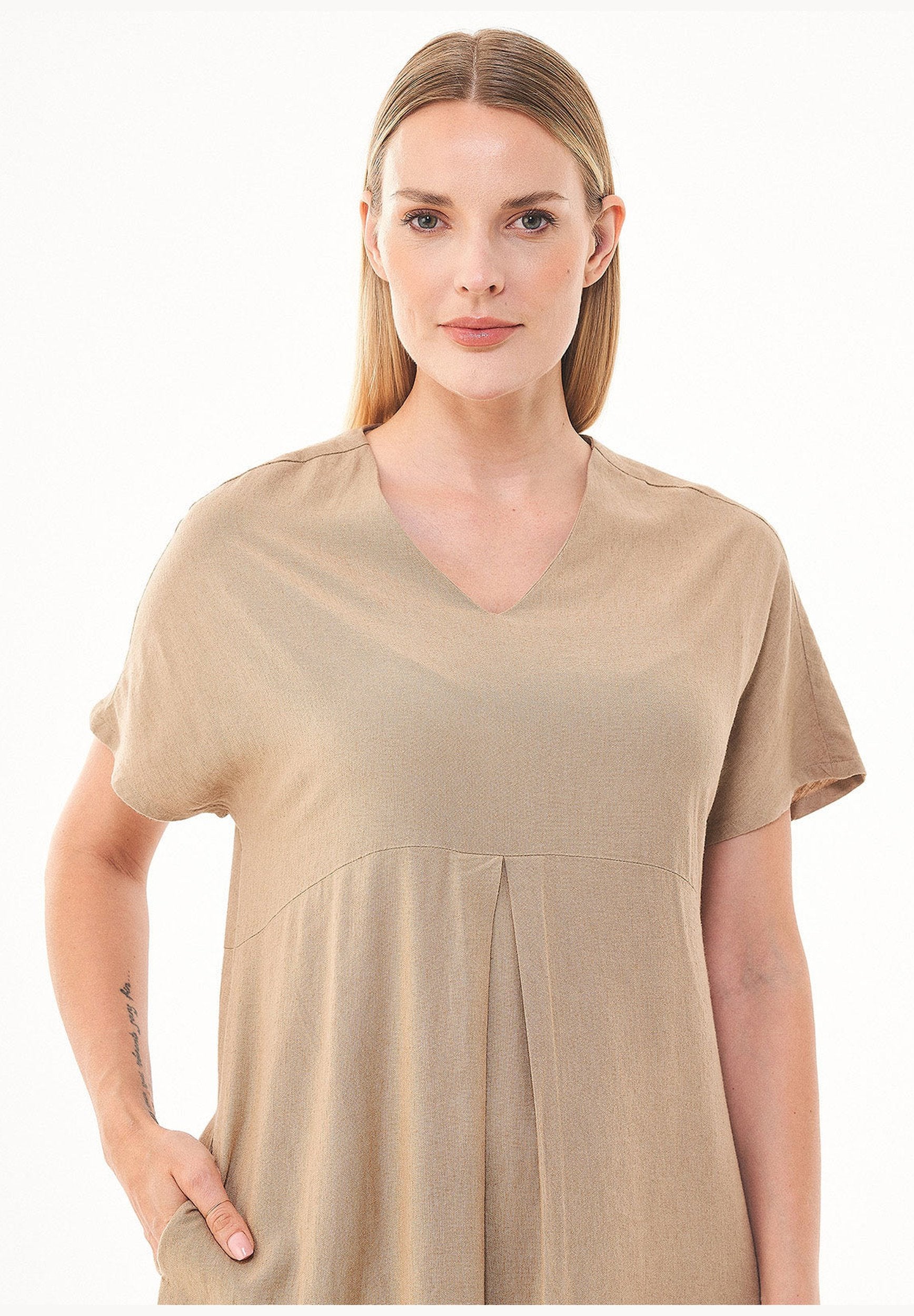 Kleid aus LENZING™ ECOVERO™ Viskose und Leinen